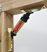 この柱と柱の間に設置しているものが制震ダンパーです。油圧とゴムの力で地震による家屋の揺れを効果的に吸収します。