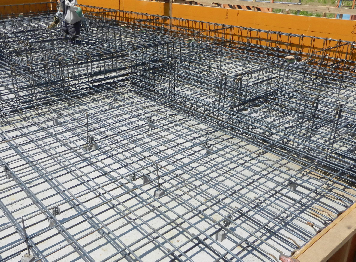 はちじんの住宅基礎の写真です。他の業者さんに比べ配筋量は２倍、鉄筋の厚みも太いものを使うので耐震度は段違いです。でも価格はほとんどかわりません。