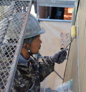 はちじん塗装部の西村社員によるマンション外壁塗装(手塗)です。