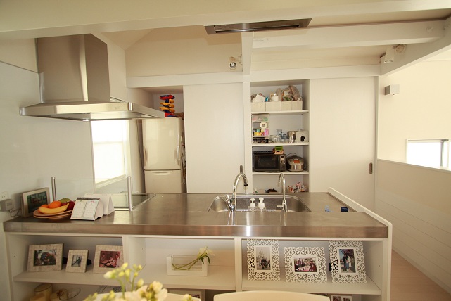 食器棚が無いのですっきり見えるんです。