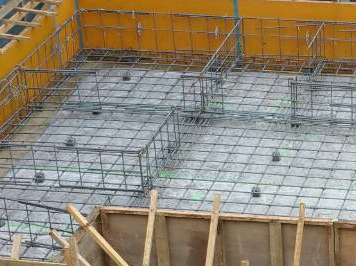 他のハウスメーカーさんの住宅基礎です。配筋が非常に細く１本なので耐久度に心配が残ります。