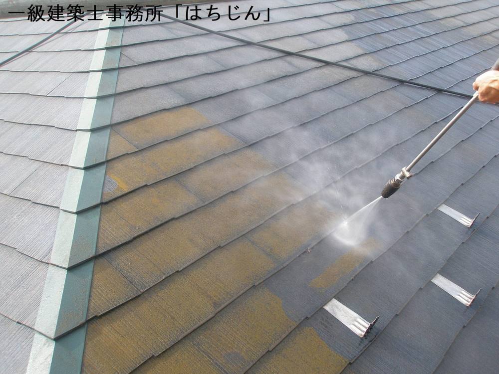 屋根を高圧洗浄している様子。洗った部分と洗う前の部分で色がはっきり違う