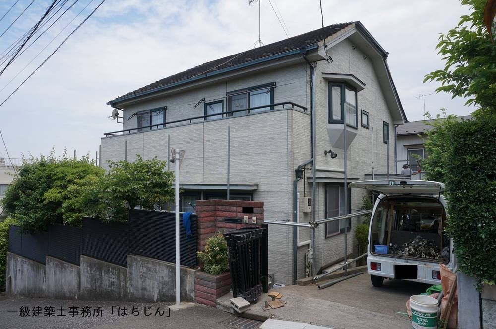 施工前の住宅。外壁と屋根の色あせ