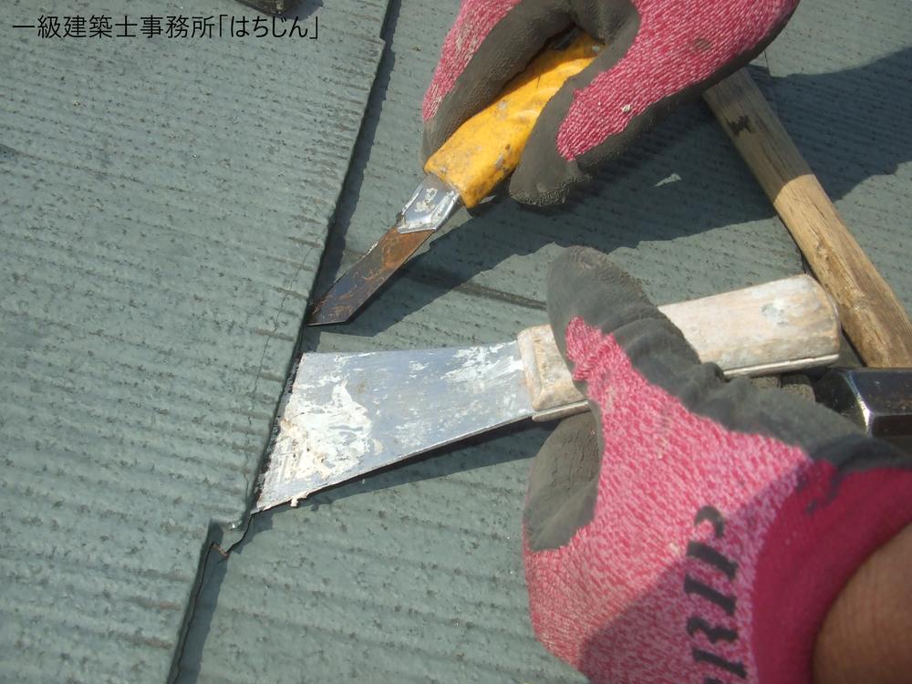 屋根の補修作業
